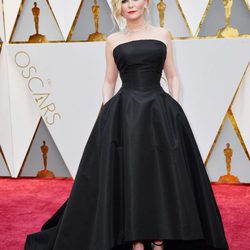 Kirsten Dunst en la alfombra roja de los Premios Oscar 2017