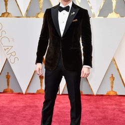 Josh Dallas en la alfombra roja de los Premios Oscar 2017