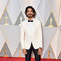 Dev Patel en la alfombra roja de los Premios Oscar 2017