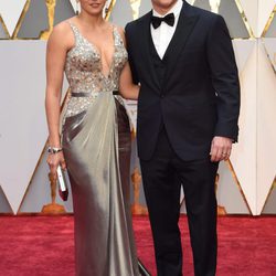 Matt Damon y su mujer Luciana Barroso en la alfombra roja de los Premios Oscar 2017
