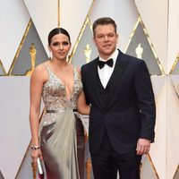 Matt Damon y su mujer Luciana Barroso en la alfombra roja de los Premios Oscar 2017