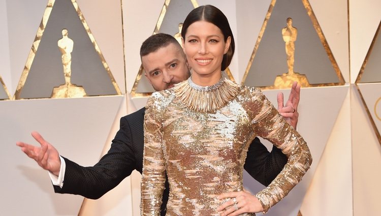 Justin Timberlake jugando con Jessica Biel en la alfombra roja de los Premios Oscar 2017