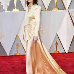 Dakota Johnson luciendo su vestido en la alfombra roja de los Premios Oscar 2017