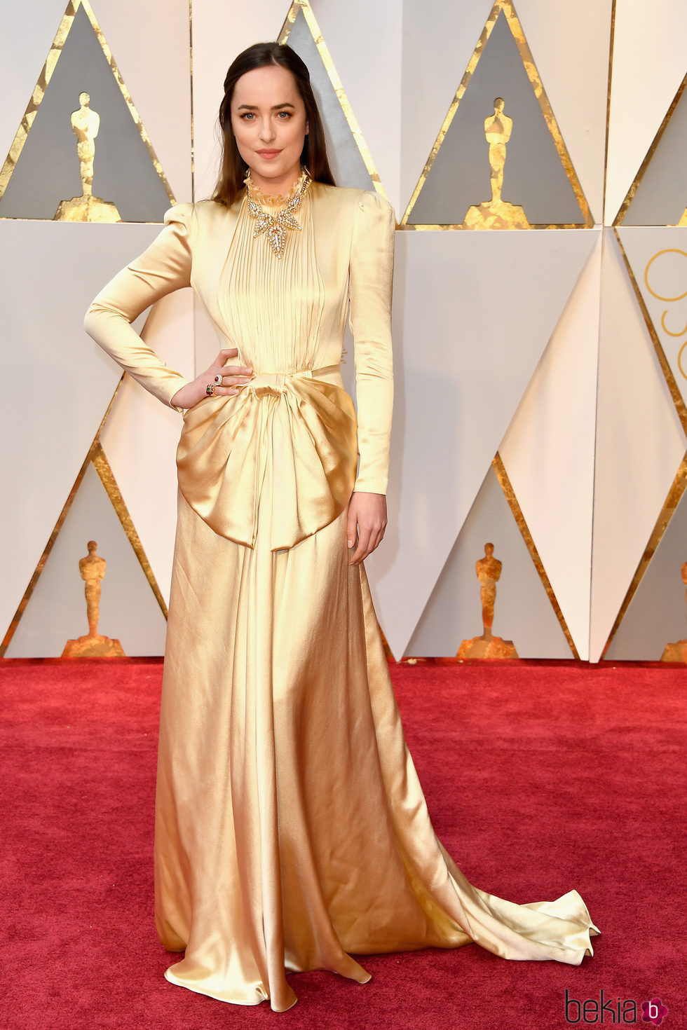Dakota Johnson en la alfombra roja de los Premios Oscar 2017