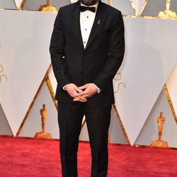 Casey Affleck en la alfombra roja de los Premios Oscar 2017