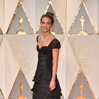 Alicia Vikander en la alfombra roja de los Premios Oscar 2017
