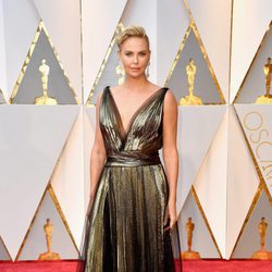 Charlize Theron en la alfombra roja de los Premios Oscar 2017