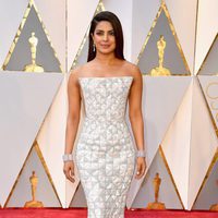 Priyanka Chopra en la alfombra roja de los Premios Oscar 2017
