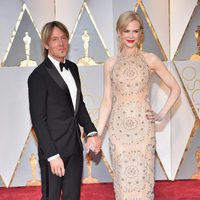 Nicole Kidman y su marido Keith Urban en la alfombra roja de los Premios Oscar 2017