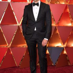 Jim Parsons en la alfombra roja de los Premios Oscar 2017