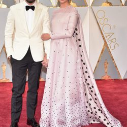 Jamie Dornan y Amelia Warner en la alfombra roja de los Premios Oscar 2017