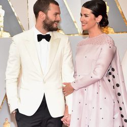 Jamie Dornan y Amelia Warner, muy enamorados en la alfombra roja de los Premios Oscar 2017