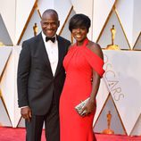 Viola Davis y Julius Tennon en la alfombra roja de los Premios Oscar 2017
