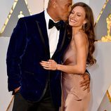Dwayne Johnson besando a Lauren Hashian en la alfombra roja de los Premios Oscar 2017