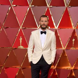 Jamie Dornan en la alfombra roja de los Premios Oscar 2017