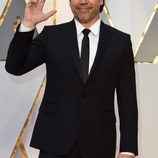 Javier Bardem saludando en la alfombra roja de los Premios Oscar 2017