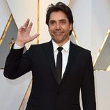 Javier Bardem saludando en la alfombra roja de los Premios Oscar 2017