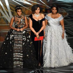 Janelle Monae, Taraji P. Henson y Octavia Spencer entregando un galardón en los Oscar 2017