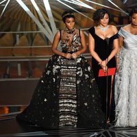 Janelle Monae, Taraji P. Henson y Octavia Spencer entregando un galardón en los Oscar 2017