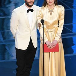 Dakota Johnson y Jamie Dornan dando uno de los premios de los Oscar 2017