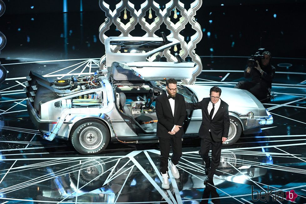 Michael J. Fox y Seth Rogen recordando 'Regreso al futuro' en los Oscar 2017