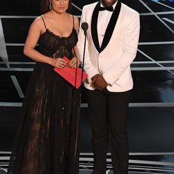 Salma Hayek y David Oyelowo dando un premio en los Oscar 2017