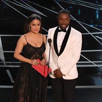 Salma Hayek y David Oyelowo dando un premio en los Oscar 2017