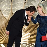 Javier Bardem besando la mano a Meryl Streep en la gala de los Oscar 2017