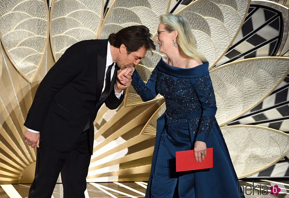 Javier Bardem besando la mano a Meryl Streep en la gala de los Oscar 2017