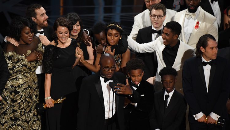 Barry Jenkins agradeciendo el Oscar 2017 a Mejor película para 'Moonlight'