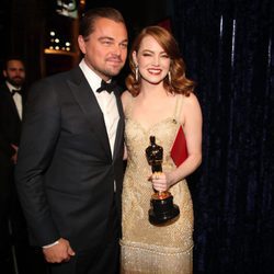 Emma Stone posando con su Oscar 2017 junto a Leonardo DiCaprio