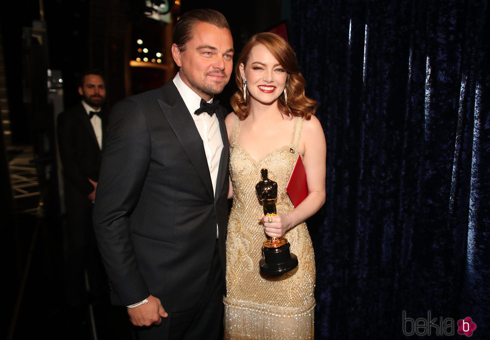 Emma Stone posando con su Oscar 2017 junto a Leonardo DiCaprio