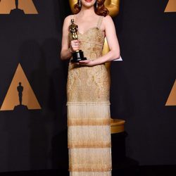 Emma Stone posando con su Oscar 2017 a Mejor actriz