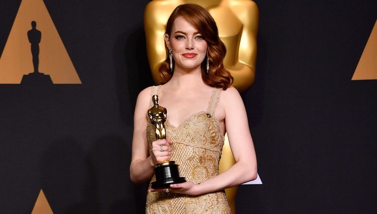 Emma Stone posando con su Oscar 2017 a Mejor actriz