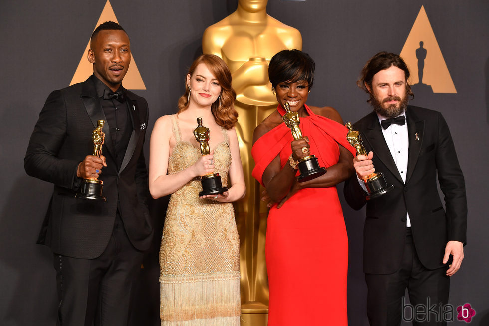 Mahershala Ali, Emma Stone, Viola Davis y Casey Affleck posando con sus Premios Oscar 2017