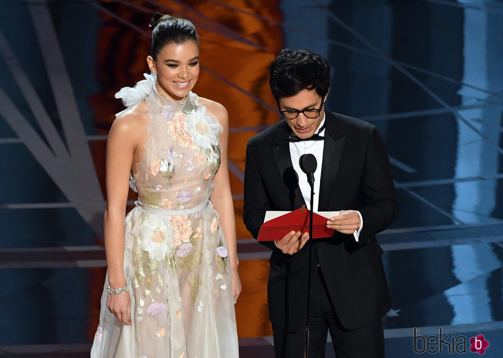 Hailee Steinfeld y Gael García Bernal haciendo entrega de uno de los Oscars