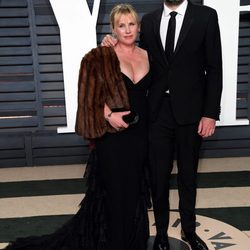 Patricia Arquette y Eric White en la fiesta de Vanity Fair de los Premios Oscar 2017