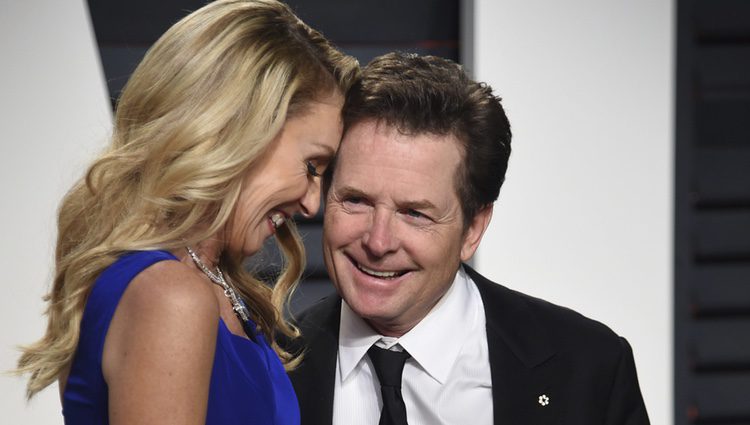 Tracy Pollan y Michael J. Fox en la fiesta de Vanity Fair de los Premios Oscar 2017