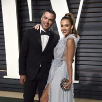 Jessica Alba y Cash Warren en la fiesta de Vanity Fair de los Premios Oscar 2017