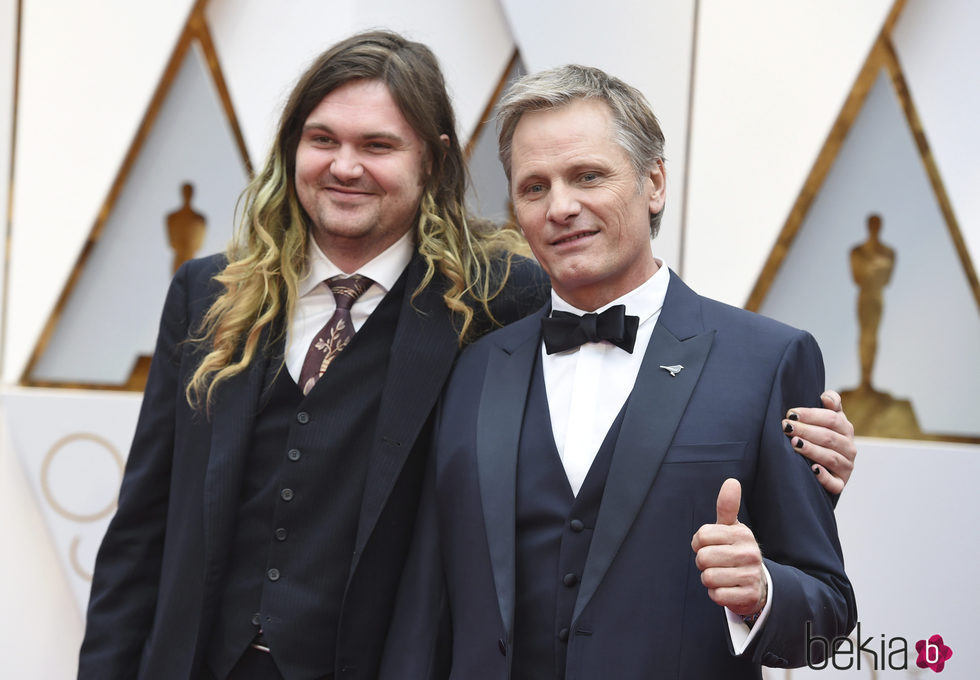 Viggo Mortensen y su hijo Henry en la alfombra roja de los Premios Oscar 2017