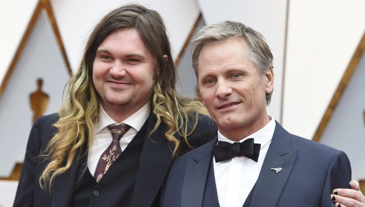 Viggo Mortensen y su hijo Henry en la alfombra roja de los Premios Oscar 2017
