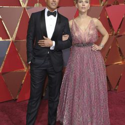Joe Machota y Scarlett Johansson en la alfombra roja de los Premios Oscar 2017