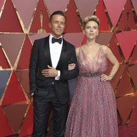 Joe Machota y Scarlett Johansson en la alfombra roja de los Premios Oscar 2017
