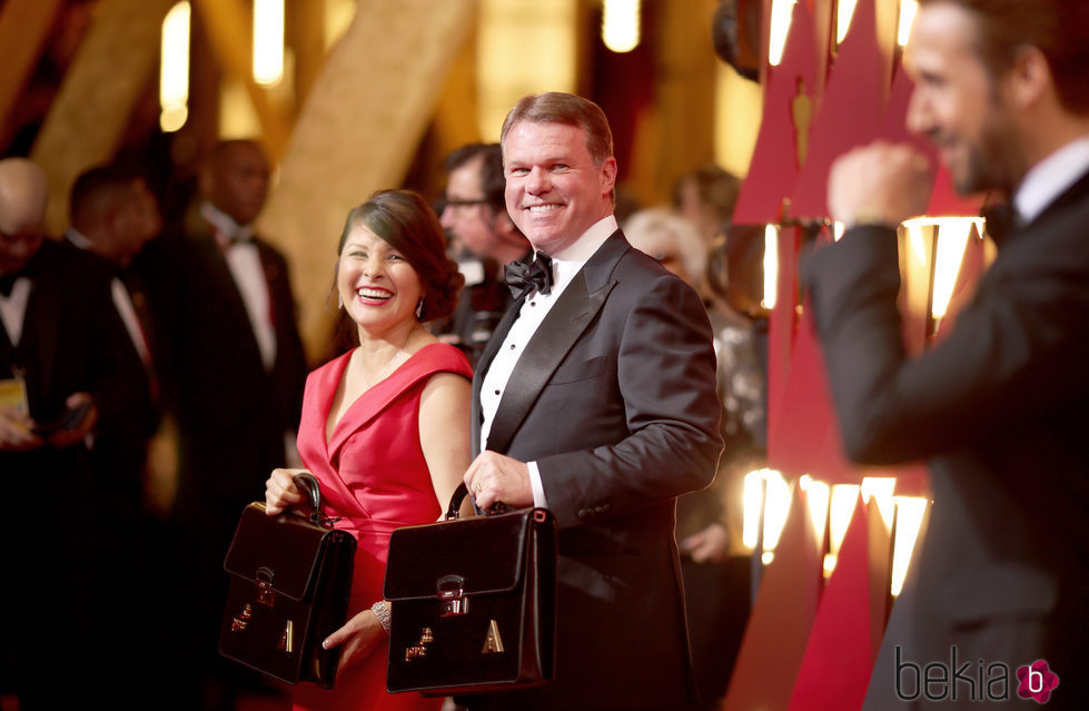 Brian Cullinan y Martha Ruiz, representantes de PriceWaterhouseCoopers en los Oscar 2017