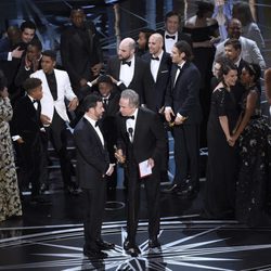 Jimmy Kimmel junto a Warren Beatty en el momento de confusión de los Óscar 2017