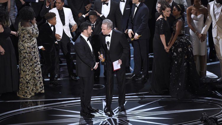 Jimmy Kimmel junto a Warren Beatty en el momento de confusión de los Óscar 2017