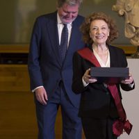 Julia Gutiérrez Caba recogiendo la Gran Cruz de la Orden Civil de Alfonso X el Sabio