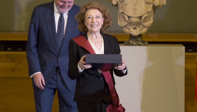 Julia Gutiérrez Caba recogiendo la Gran Cruz de la Orden Civil de Alfonso X el Sabio