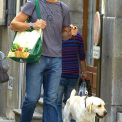 Iñaki Urdangarín pasea al perro con la bolsa de la compra en Ginebra