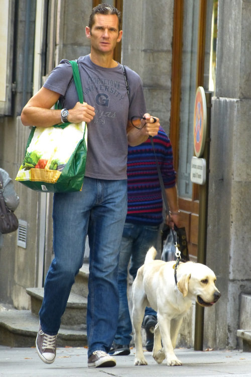Iñaki Urdangarín pasea al perro con la bolsa de la compra en Ginebra